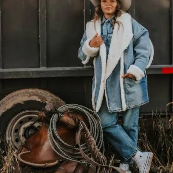 Wrangler Lainey Wilson coat size M - Picture 2 of 2